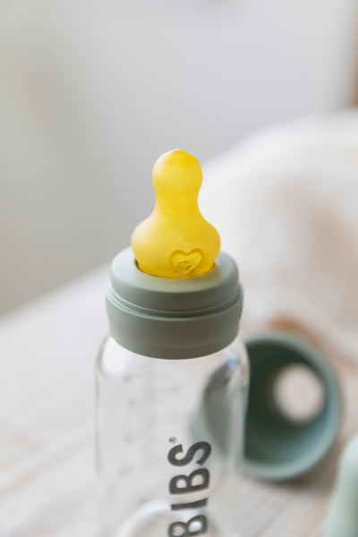 幫寶寶挑適合的奶嘴頭：圓孔、十字孔差在哪？奶嘴孔形指南