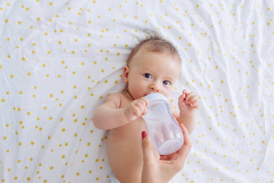 嬰兒幾個月可以喝水？從最佳月齡時機到喝水練習的全面解析