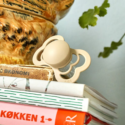 Supreme 雙扁型矽膠安撫奶嘴-香草/深咖啡(2入組)